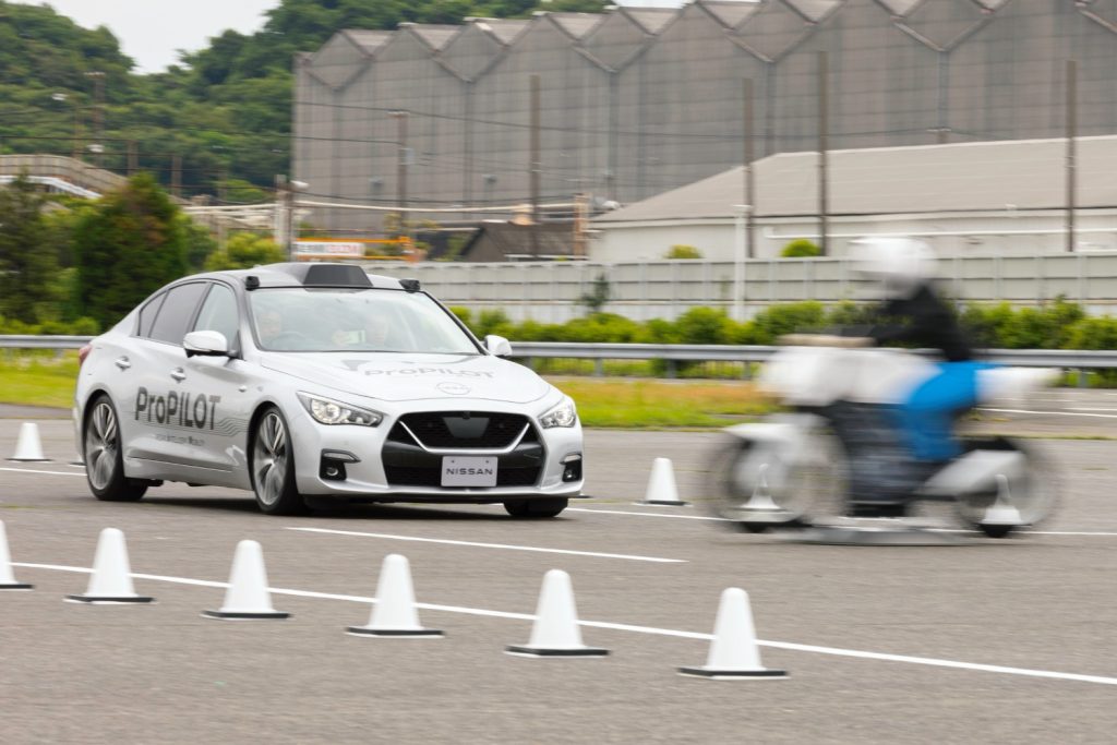 日産 交差点事故を回避する技術を公開 画像1