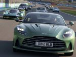 アストンマーティン ボンドカーから新型DB12まで！名車110台がパレードラン【動画あり】