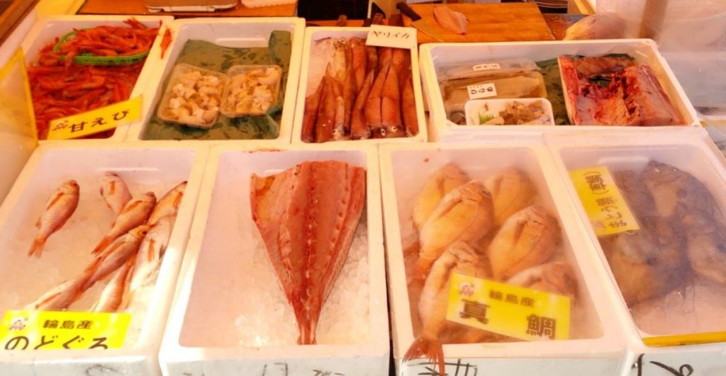輪島朝市には、購入した商品を自分で焼いて食べることができるスポットもあります