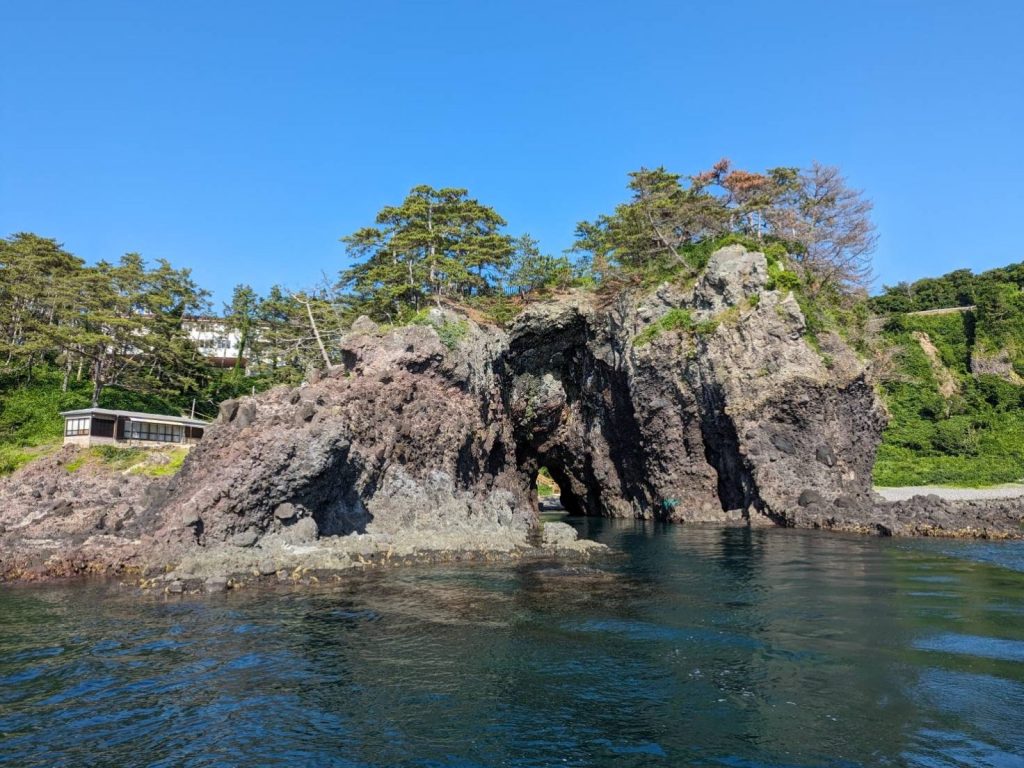 日本海の荒海により造られた大自然の造形美:巌門