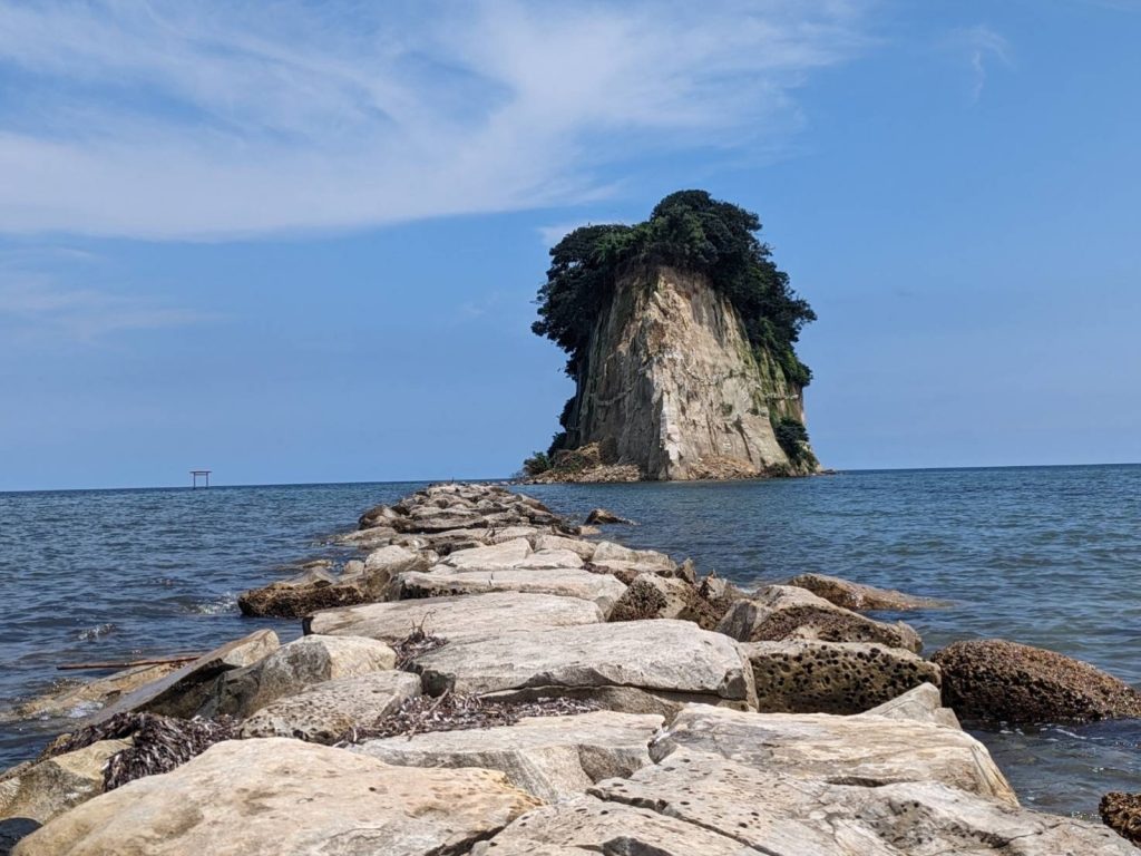 別名「軍艦島」とも呼ばれる能登のシンボル