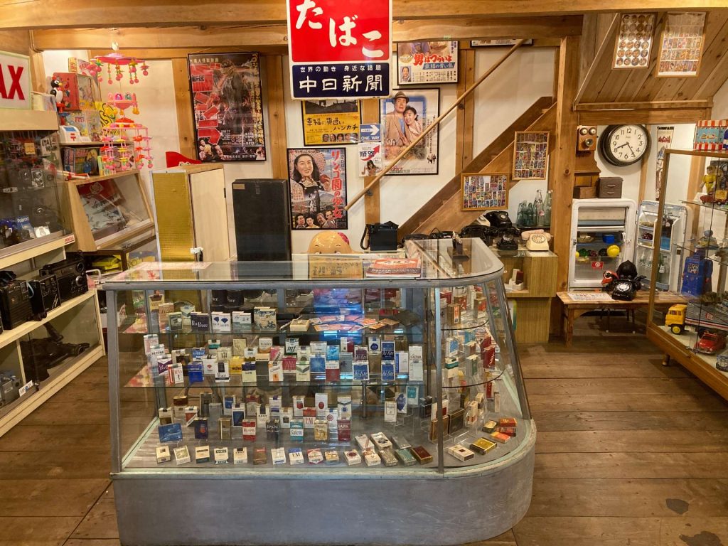 レトロアート館では約2,500点の懐かしい品物を展示中!