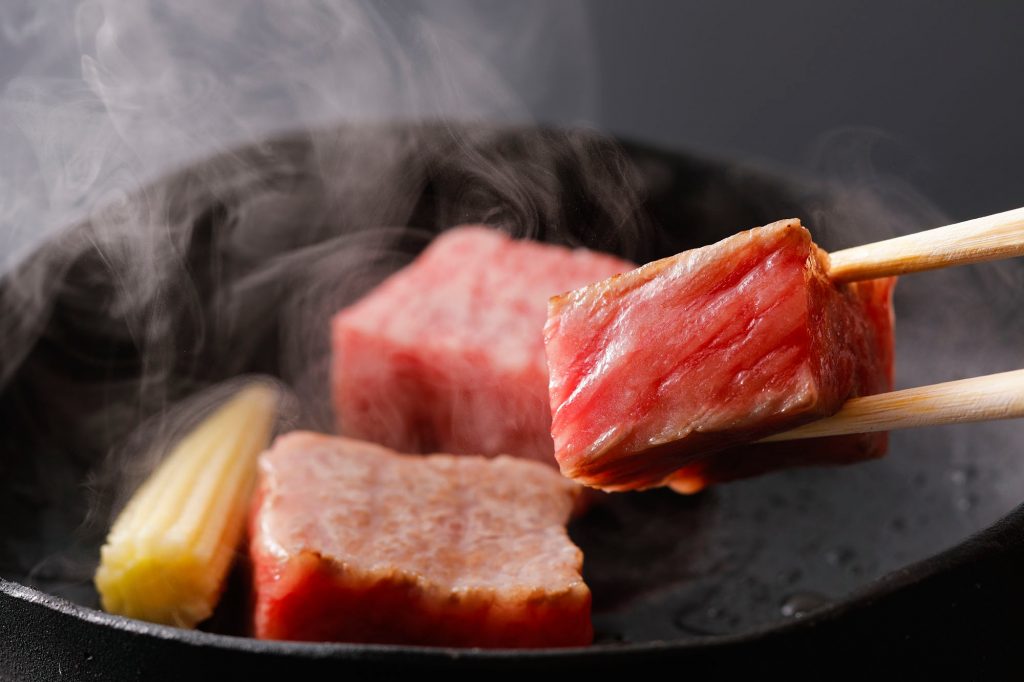 神戸牛や旬の味覚を炭火で炙り焼き