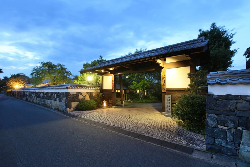 武家屋敷を思わせる表門