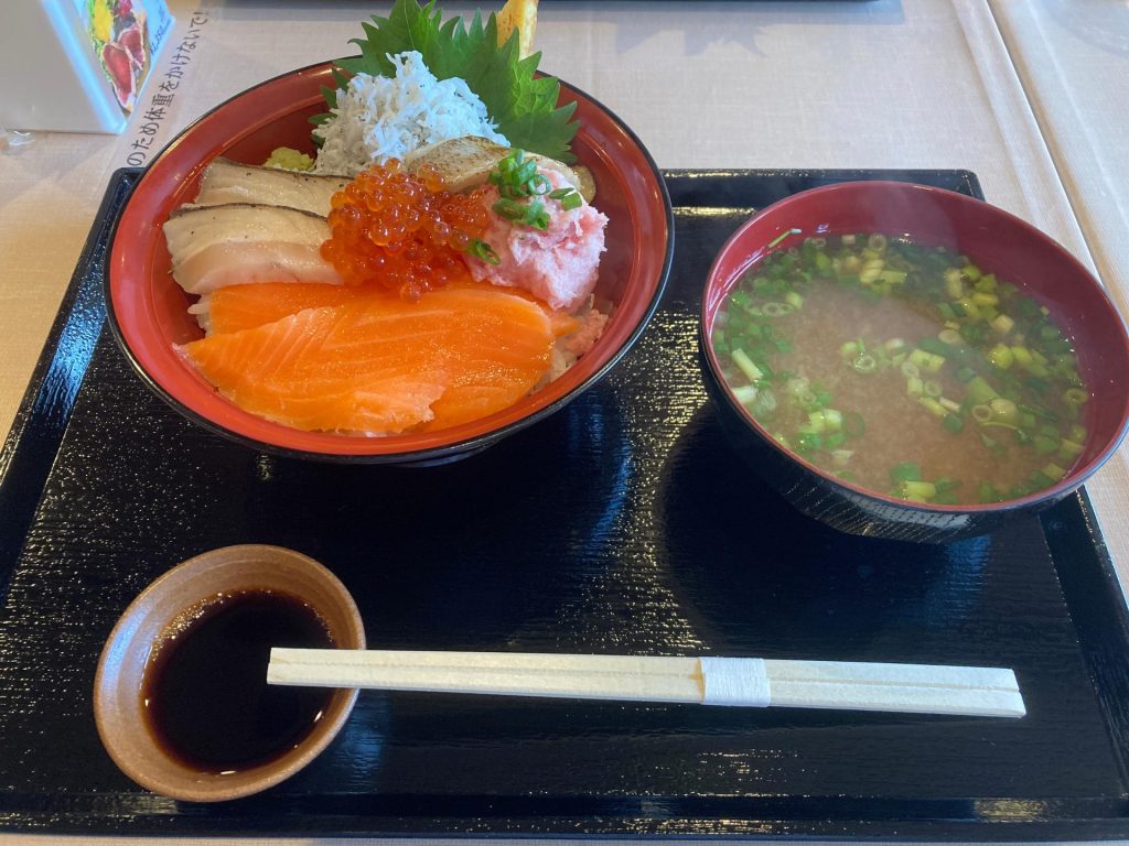 海鮮丼＋かに味噌汁/1850円　