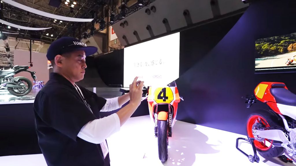 新旧の名車を前に真剣な表情！