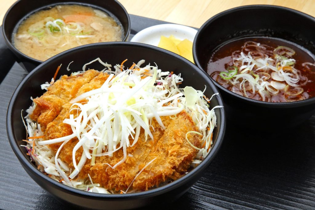 首都高 まんぷくご褒美丼フェア ピリ辛あんかけカツ丼