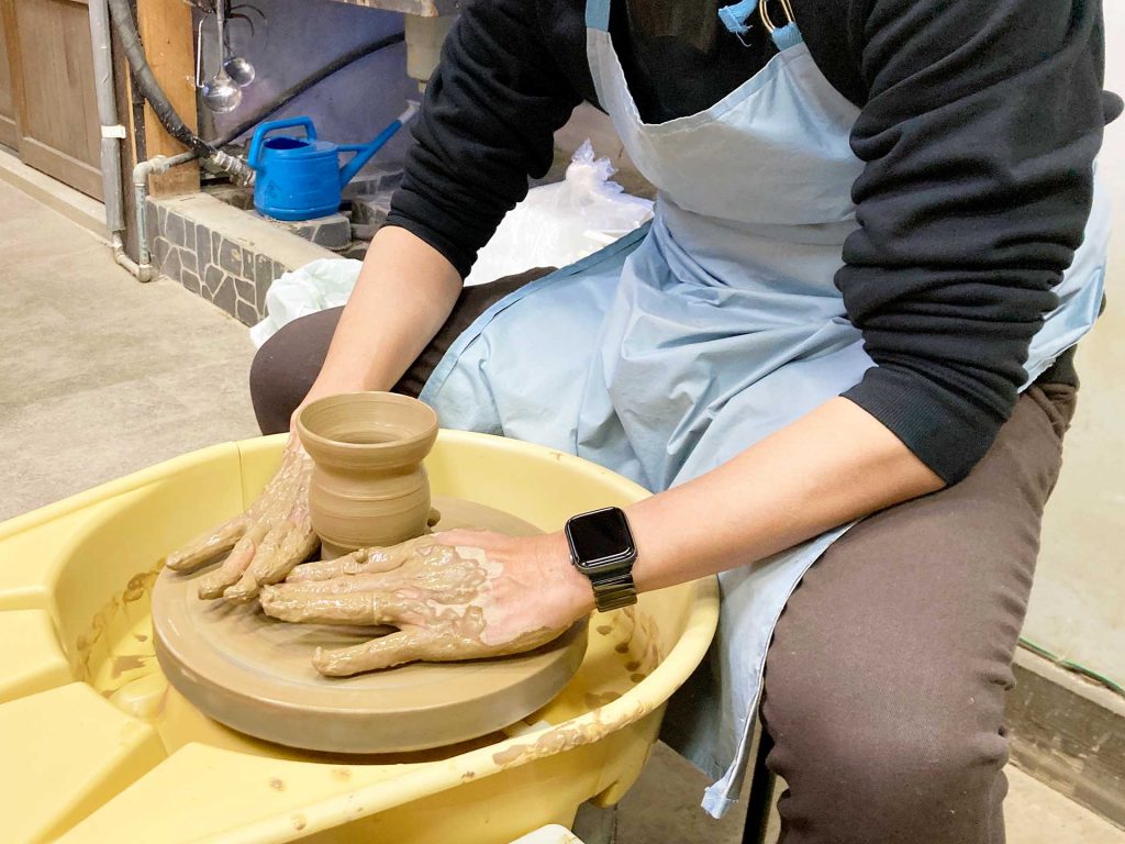 陶芸体験（1人 3,200円）はロクロを使い、本格的な技術が体験できる