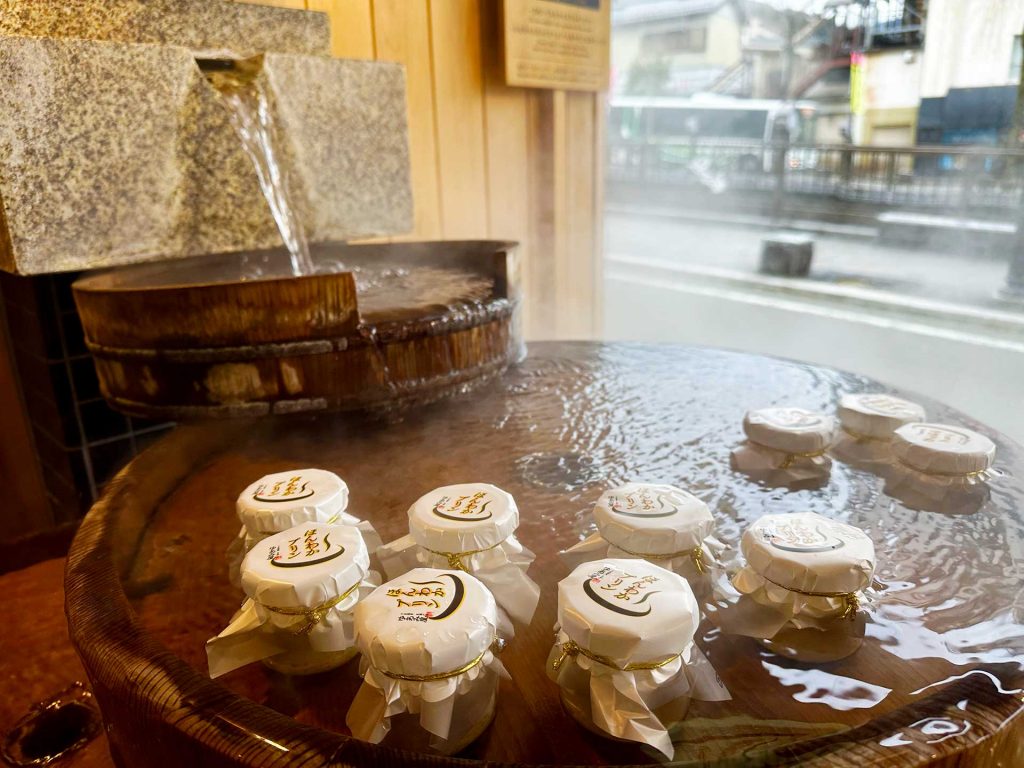 下呂温泉であたためられた状態のほんわかプリン（400円～）を食べられるのは、店頭だけ！