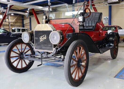 約110年前の米国製旧車「T型フォード」。全長3m42cm、全幅1m42cm、排気量は2896cc