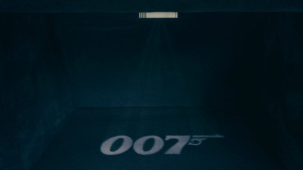 007のロゴを投影