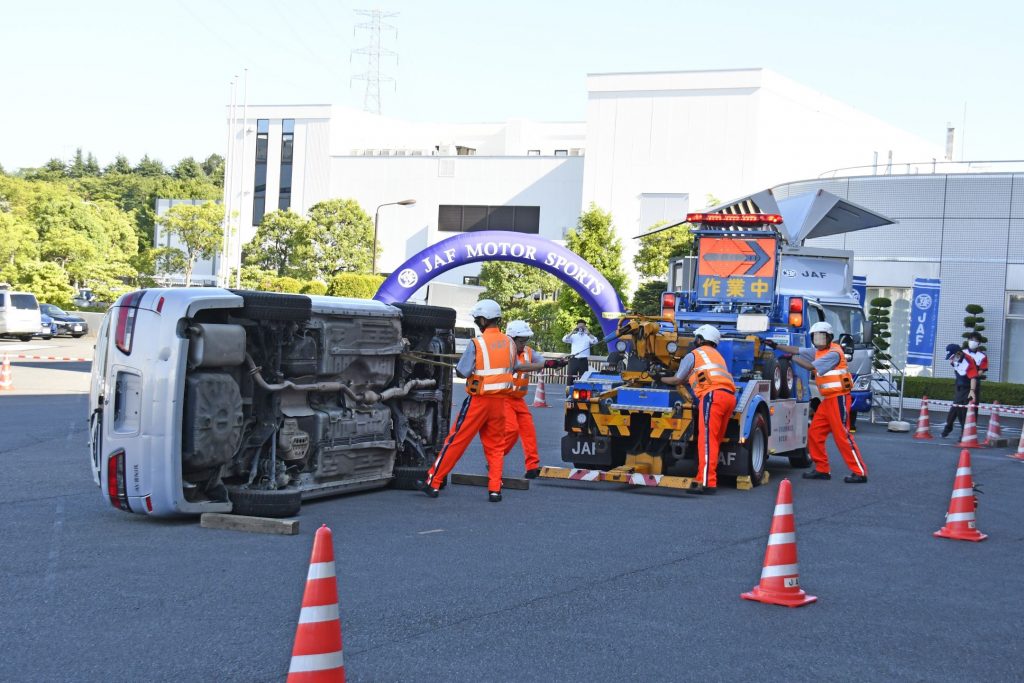 横転車両引き起こし（イメージ）
