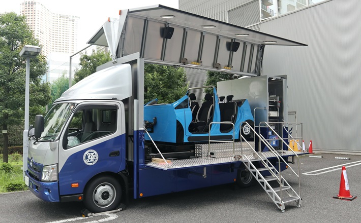 シートベルト効果体験車
