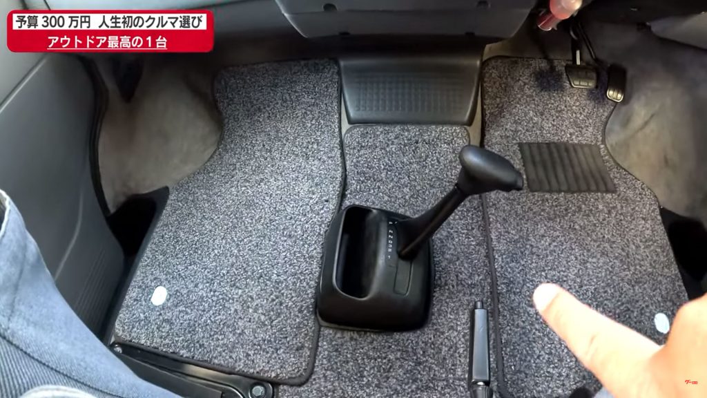 斜めに傾いたトランスミッションも特徴の一つ