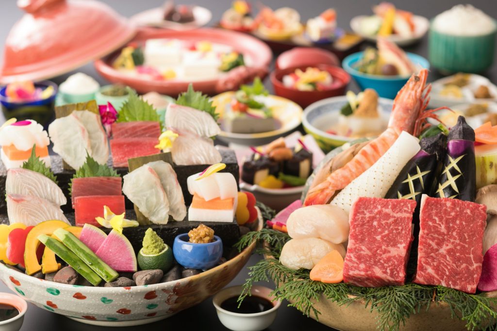【割烹ダイニング丸忠】丸忠名物「山海宝楽焼き」や「醤豆腐鍋」など会席料理でお楽しみください(写真は一例)