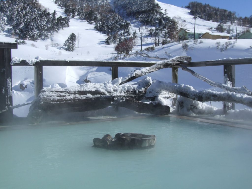 展望露天風呂「極楽湯」。冬は白銀の世界に包まれる