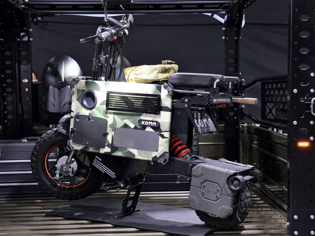 展示に使用した電動バイクはICOMA（東京都大田区）が開発・販売する「タタメルバイク」。スーツケースのように折り畳めるのが特徴だ