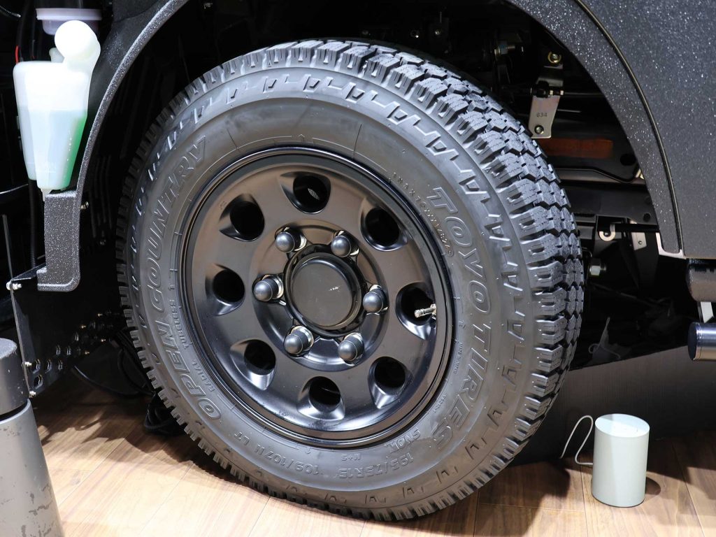 ラプター塗装のホイールアーチと共に迫力満点のタイヤは、トーヨータイヤの「オープンカントリー」。コンセプトカー用のコラボモデルだ。ホイールはタイ仕様のものを換装させたという
