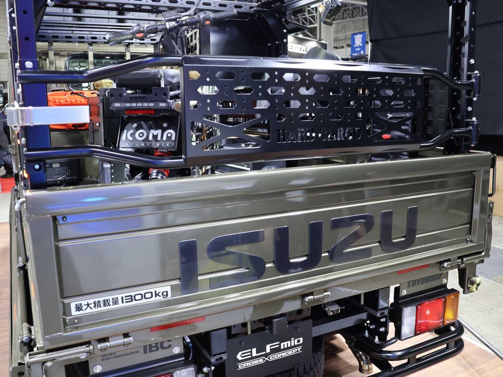 フレームと一体型のバックドアは敢えての横開きスタイル。その下のISUZUロゴはオートサロン仕様の特注品