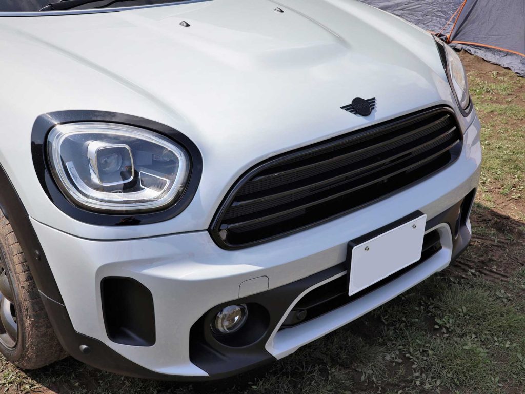 一目でMINIと分かる個性的なフロントフェイス。グリルやエンブレムなどを、ブラックの純正アイテムでカスタマイズしている点も見逃せない