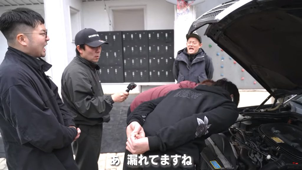乗車の前にエンジンルームをチェックしていくが…