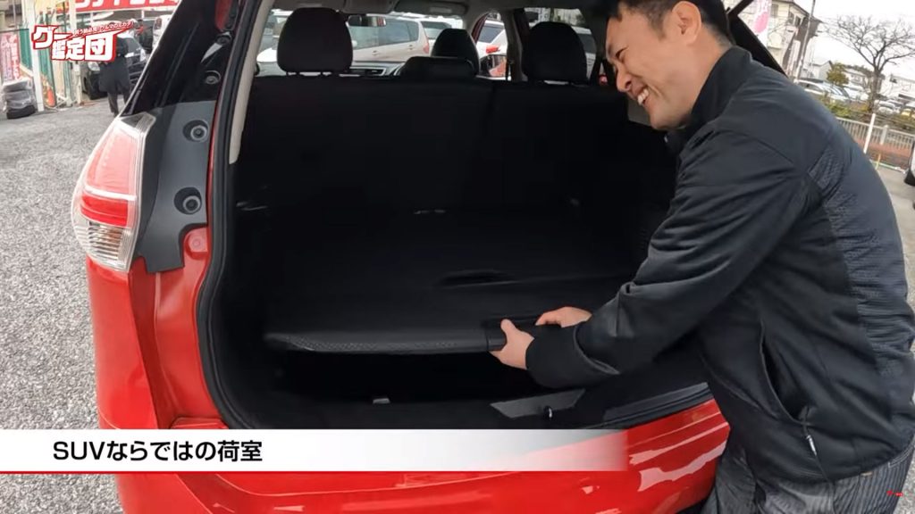「こうだったかな…」と言いつつ、テキパキとラゲッジボードを組み立てる小島団長