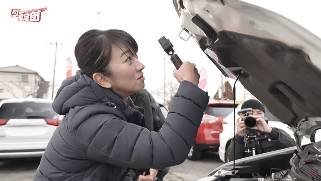 エンジンフードの交換跡の有無をチェック