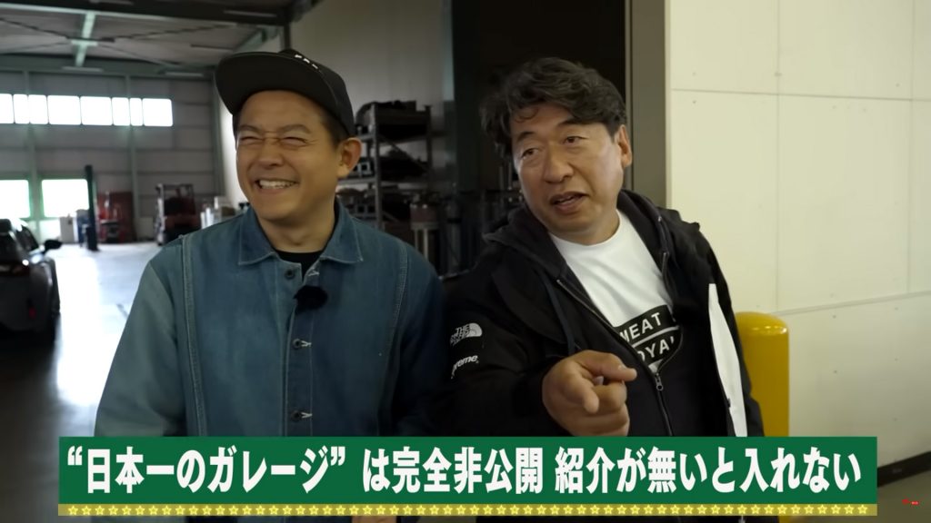 ガレージには紹介が無いと入れないと聞き、ジモンは「出た出た、俺の好きなやつ!」と興奮