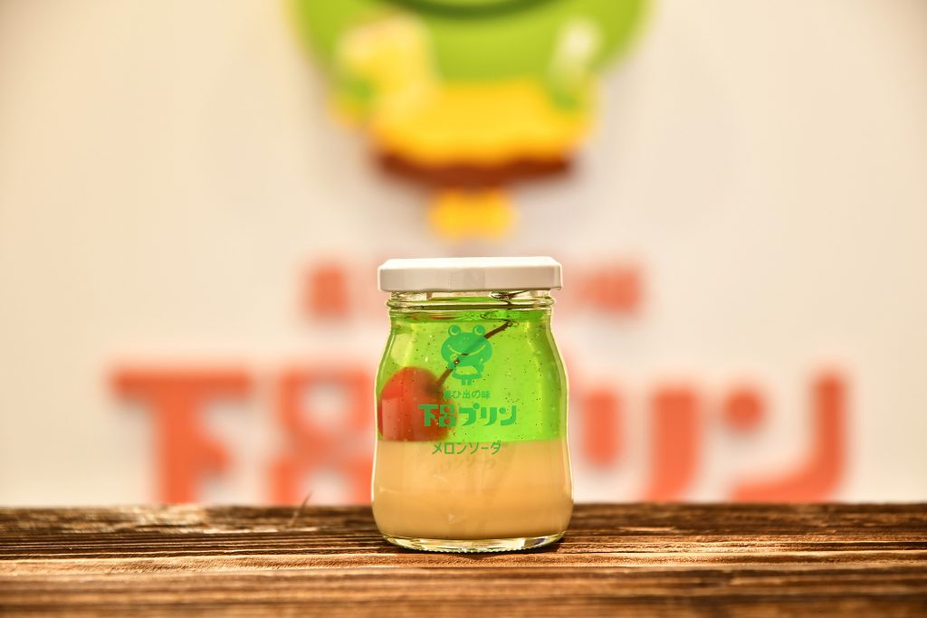人気の下呂プリン（写真はメロンソーダ味）