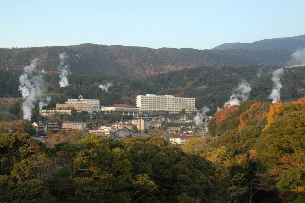 あちこちから立ち昇る煙が温泉の豊富さを物語る