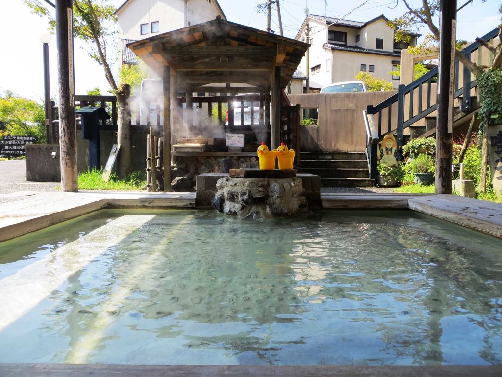 足湯でまったりと旅の疲れを癒やすのもいい
