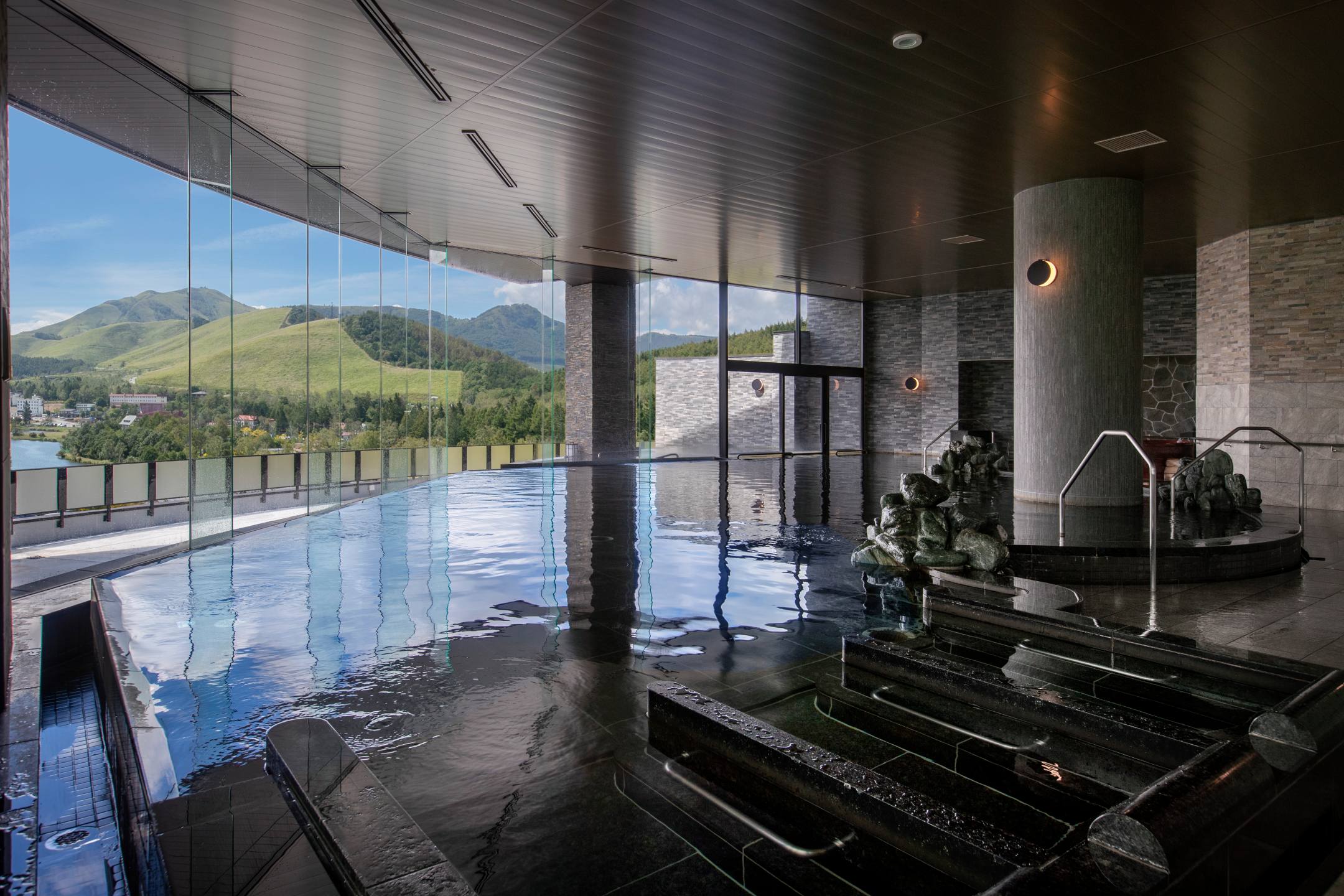 高原の風が心地よい「白樺リゾート池の平ホテル」の露天風呂【こだわりの宿30選】 | 中古車なら【グーネット】