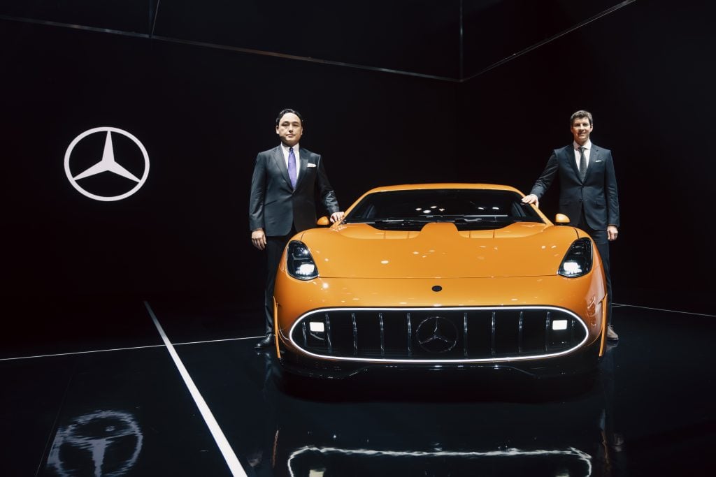 CONCEPT AMG GT XXと、メルセデス・ベンツ日本合同会社 社長 兼 CEO・ゲルティンガー 剛氏(写真左)、メルセデスAMG社 CEO 兼 メルセデス・ベンツ社 トップエンドモデル 部門責任者・ミヒャエル・シーベ氏