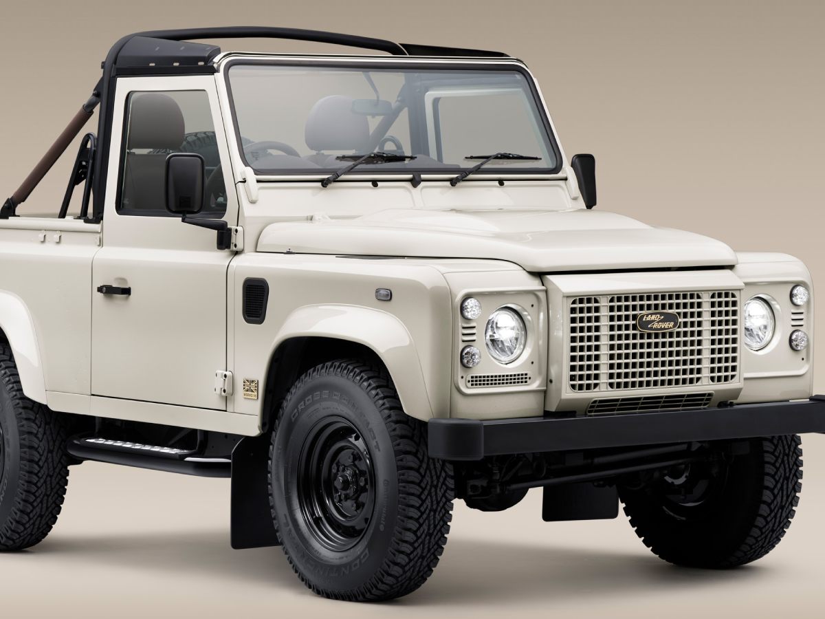 75年の歴史を大胆オマージュ。6400万円の「クラシックディフェンダー」限定2台で登場