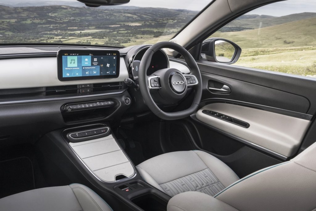 フィアット 600 ハイブリッド ネロ チネマ 画像3