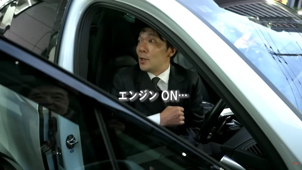 迫力あるエンジン音に驚きの表情