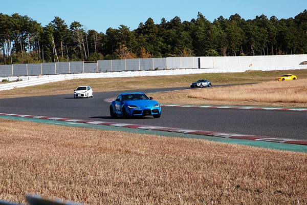 同時走行最大14台。少台数の贅沢な走行環境