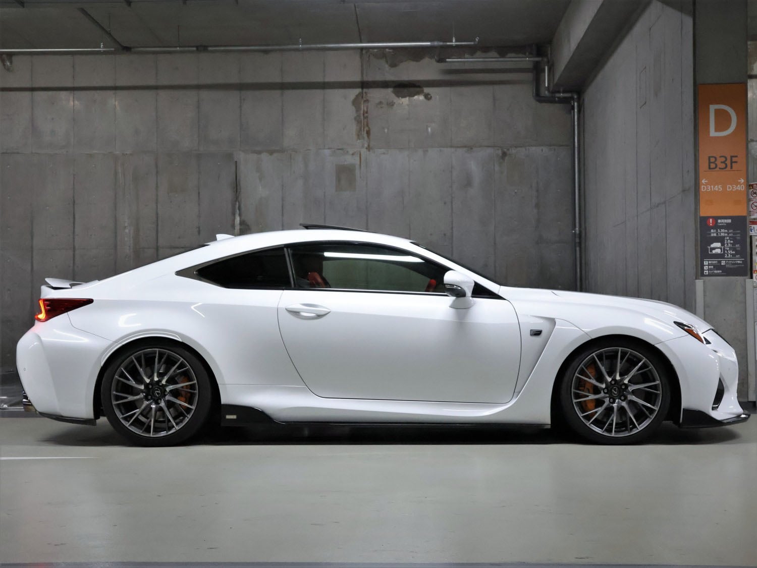 L字シェイプのサイドエアアウトレットが特徴的。クーペならではの長いドアには「重くて長いっていうのが、乗る頻度が増えてから気付きました」と苦笑い