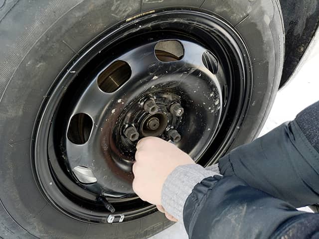 タイヤ交換を自分で 所要時間60分 失敗を防ぐ方法と必要道具 車検や修理の情報満載グーネットピット