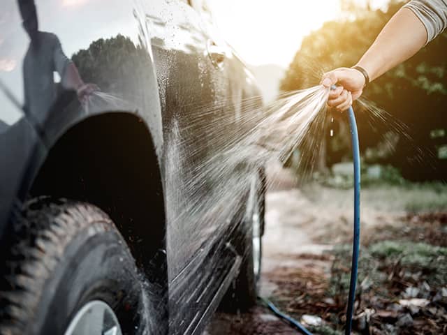 コーティング車で水洗いを勧める理由は?