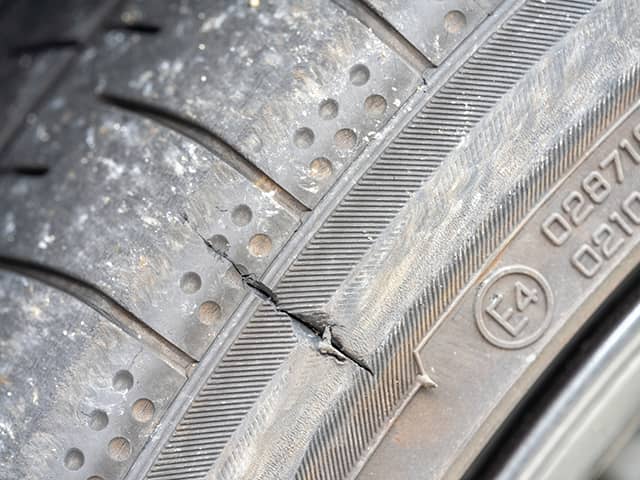 車のタイヤがパンクする原因とは 対処法や修理費用についても解説 車検や修理の情報満載グーネットピット