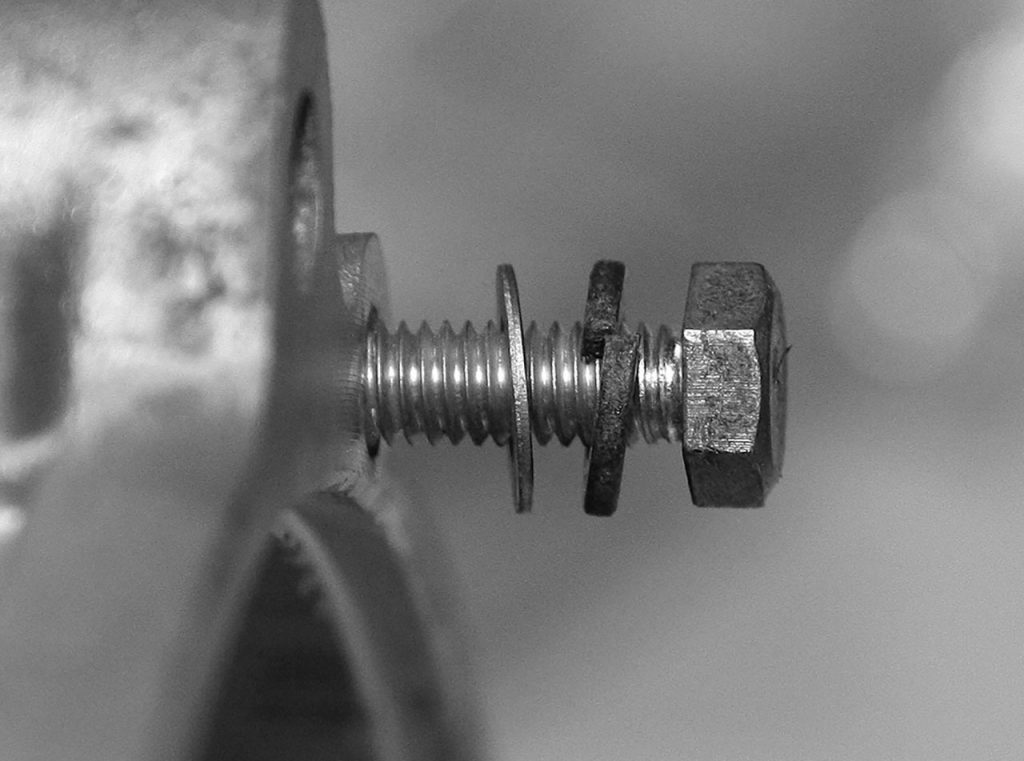 当時の生産技術では、ボルトにワッシャーを組み込めなかったので、簡単に外れてしまう。そのため、ワッシャーの数合わせも大事。組み付けは、平型、スプリング、ボルト頭の順。