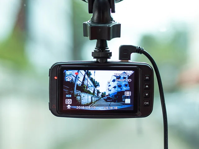 ドライブレコーダーの取り付け工賃の相場・依頼するメリットを解説