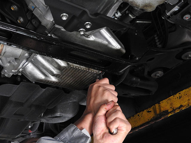 オイル交換の上抜きと下抜きとは？DIYする際のメリット・デメリットを解説