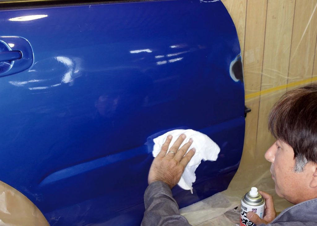 塗装面をシリコンオフで拭き、表面に付着した汚れや油分を取り除く。