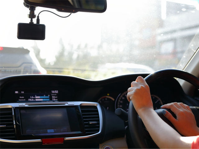 ドライブレコーダーに搭載されている安全運転支援機能には何がある？